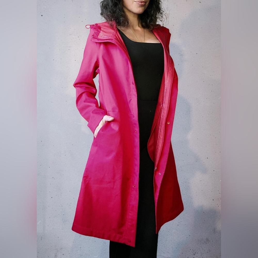 Uniqlo Women's Red Hooded Rain Jacket - Picture 4 of 7